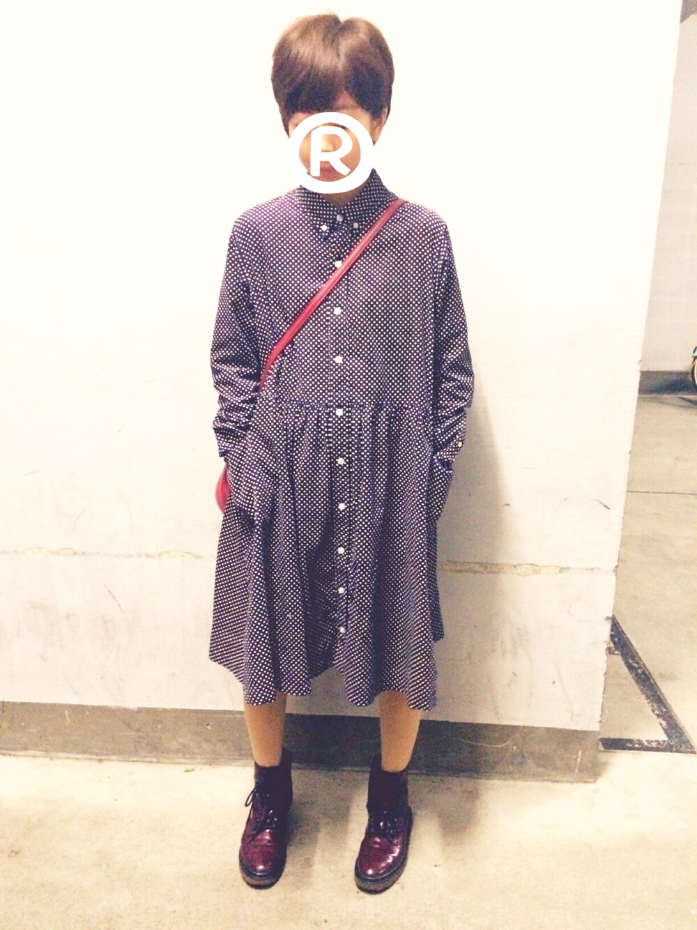 ブルー系のシャツワンピース、レッド系のブーツ、レッド系のボストンバッグを着用したレディースの春コーディネートの1枚目の写真