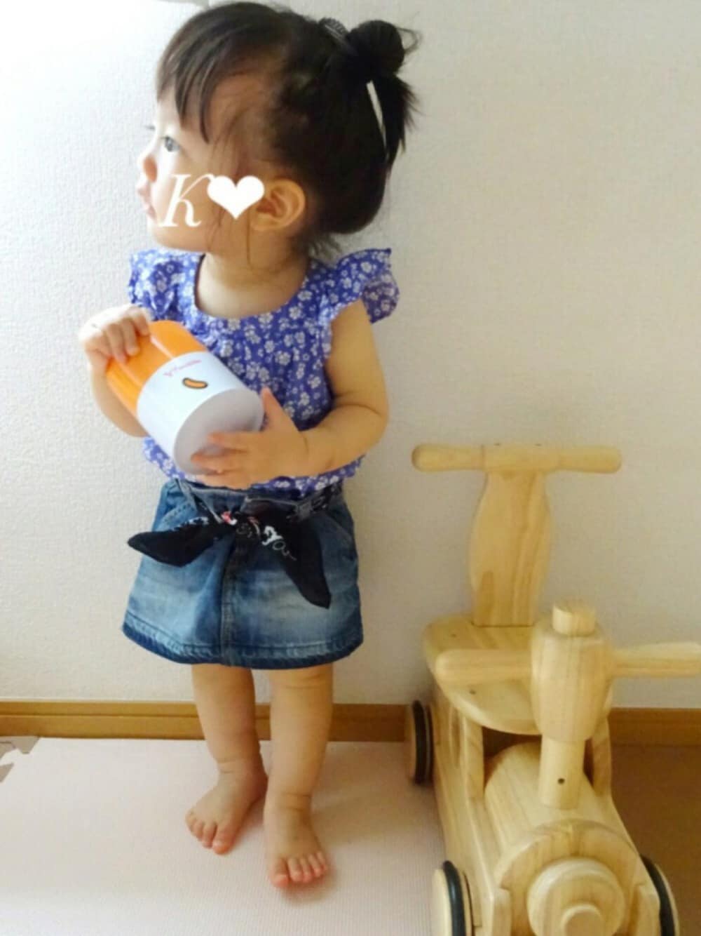 「キッズコーデ、おんなのこ、女の子コーデ、お団子ヘアー、babygap、バンダナ、1歳1ヶ月」｜「babyGAPのアイテム（デニムスカート、ブルー系）」を使った、かえでさん（キッズ・70cm）の秋コーディネートの1枚目の写真
