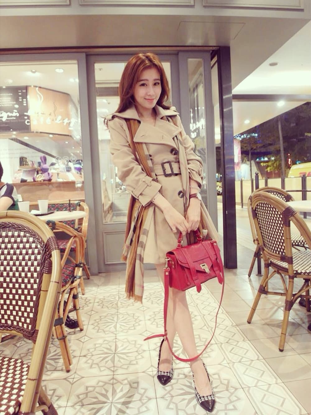 「BURBERRYのアイテム（マフラー、ブラウン系）」を使った、唐葳さん（レディース・155cm）の秋コーディネートの1枚目の写真