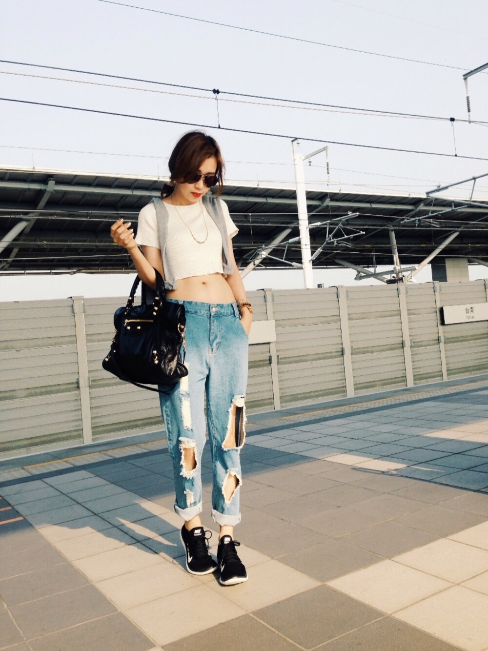 「BALENCIAGAのアイテム（ショルダーバッグ、ブラック系）」を使った、唐葳さん（レディース・155cm）の秋コーディネートの1枚目の写真