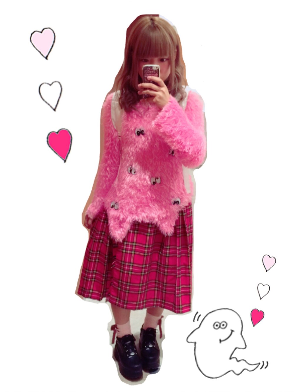 ピンク系のニット/セーター、レッド系のスカート、ホワイト系のバックパック/リュックを着用したレディースの秋コーディネートの1枚目の写真