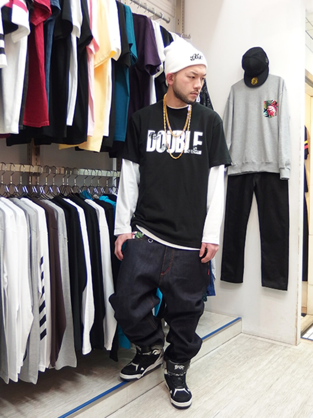 ブラック系のTシャツ/カットソー、ブラック系のTシャツ/カットソー、ブルー系のデニムパンツを着用したメンズの春コーディネートの1枚目の写真