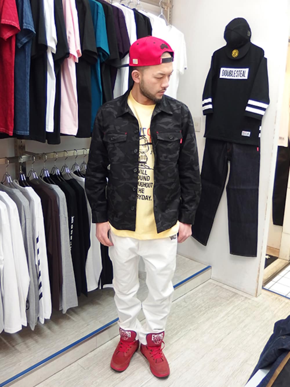 「DOUBLE STEAL、ストリート、カモフラ、スニーカー、ホワイトパンツ、ミリタリージャケット、ハイカットスニーカー、ベースボールキャップ、春コーデ、street」｜「DOUBLE STEALのアイテム（ミリタリージャケット、ブラック系）」を使った、MA$SAさん（メンズ・173cm）の春コーディネートの1枚目の写真