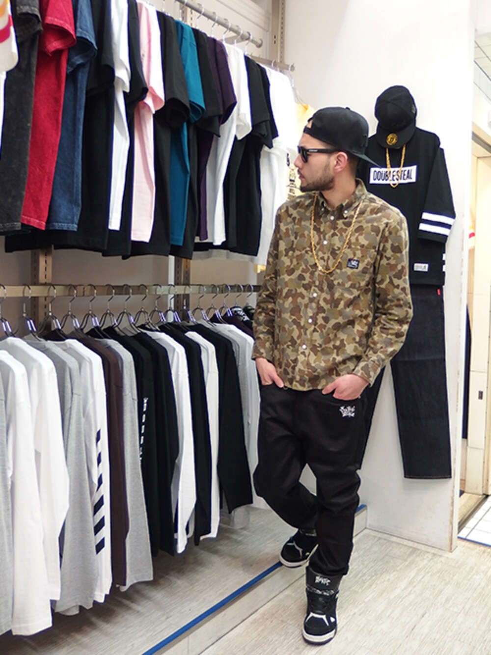 その他のシャツ/ブラウス、ブラック系のチノパンツ、ブラック系のスニーカーを着用したメンズの春コーディネートの1枚目の写真