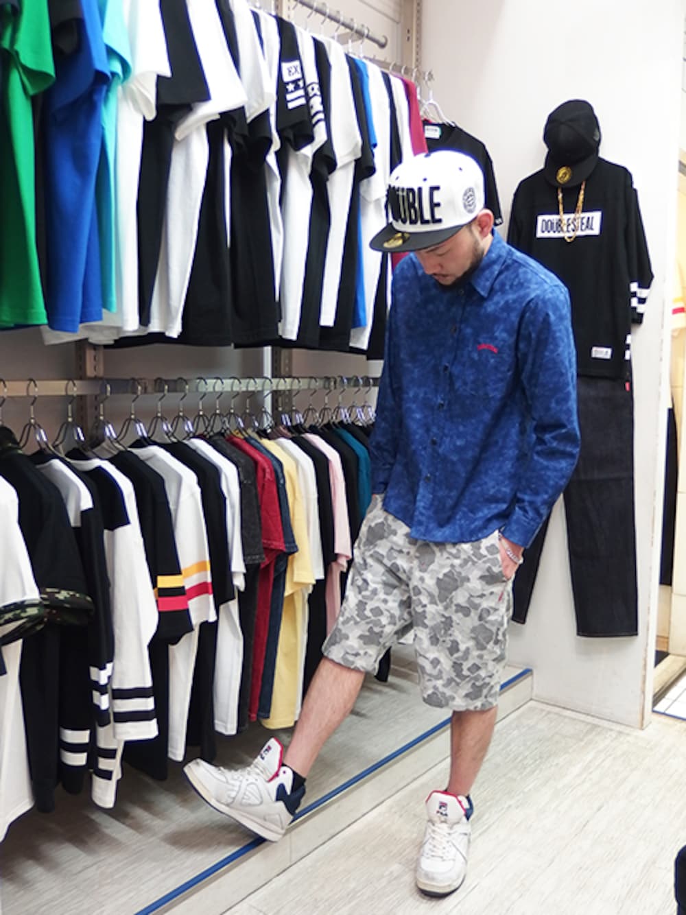 ブルー系のシャツ/ブラウス、ホワイト系のスニーカー、グレー系のその他パンツを着用したメンズの春コーディネートの1枚目の写真