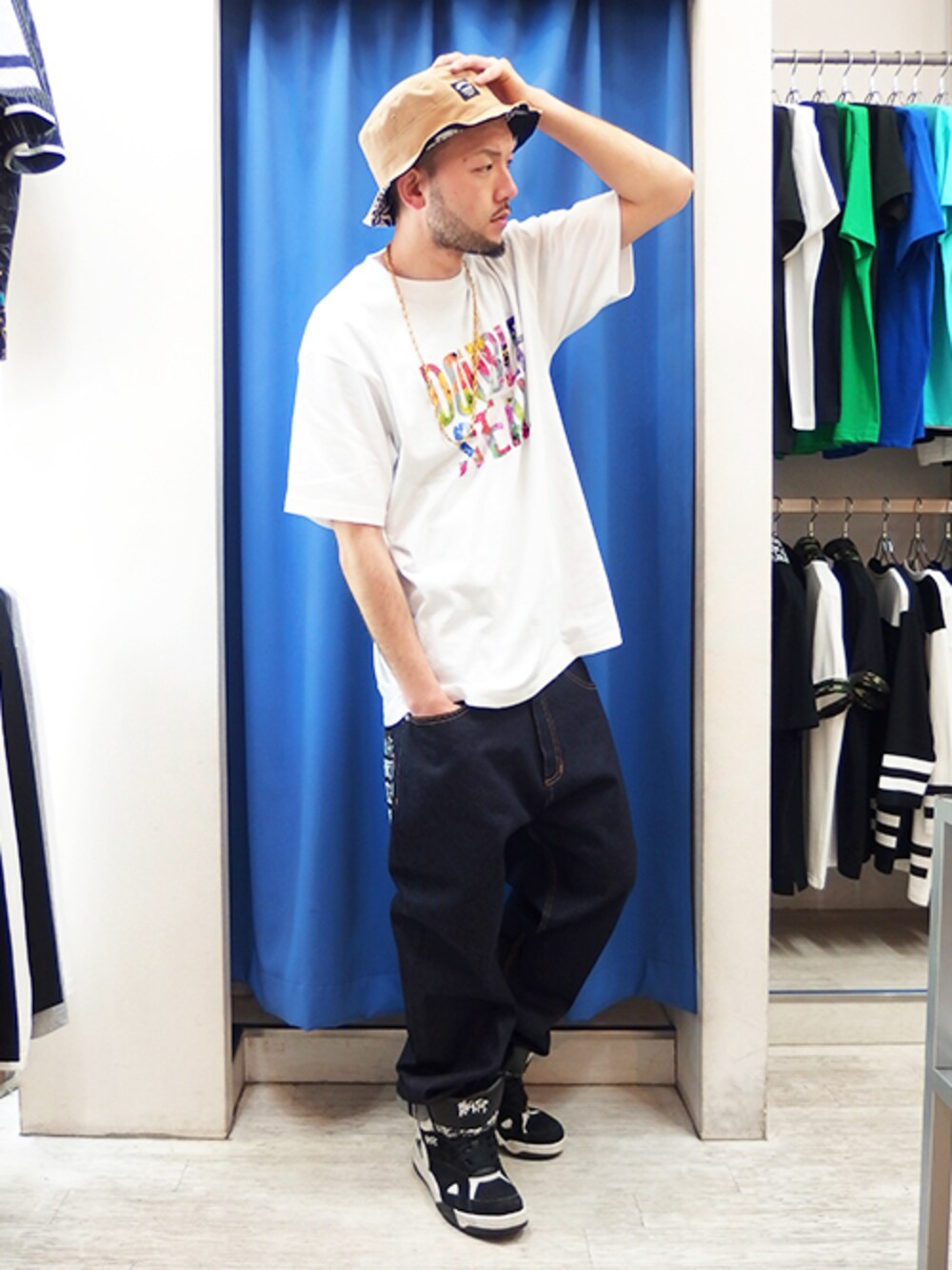 ホワイト系のTシャツ/カットソー、ホワイト系のデニムパンツ、ブラック系のスニーカーを着用したメンズの春コーディネートの1枚目の写真