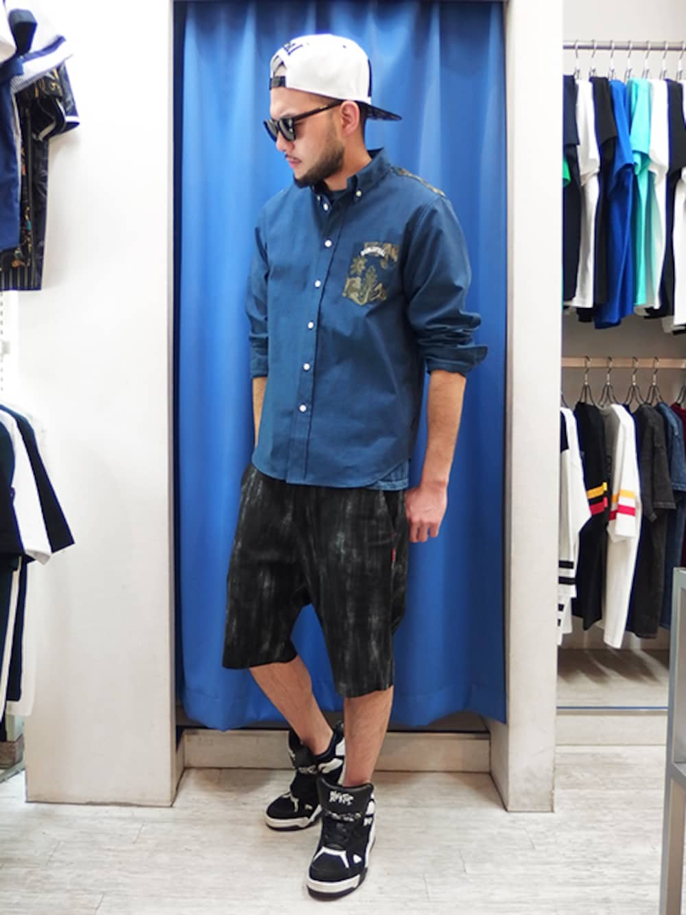 ブルー系のシャツ/ブラウス、ブラック系のスニーカー、ブラック系のチノパンツを着用したメンズの春コーディネートの1枚目の写真