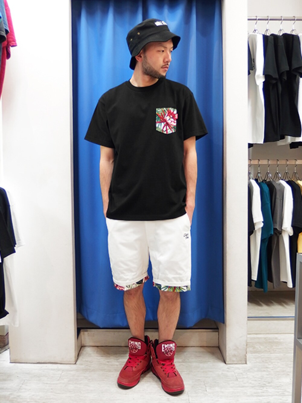 「DOUBLE STEAL、ストリート、ポケットＴシャツ、ショーツスタイル、アロハ柄、ハーフパンツ、バケットハット、白黒、赤いスニーカー、street」｜「DOUBLE STEALのAloha ポケット　Ｔシャツ（Tシャツ/カットソー、ブラック系）」を使った、MA$SAさん（メンズ・173cm）の春コーディネートの1枚目の写真