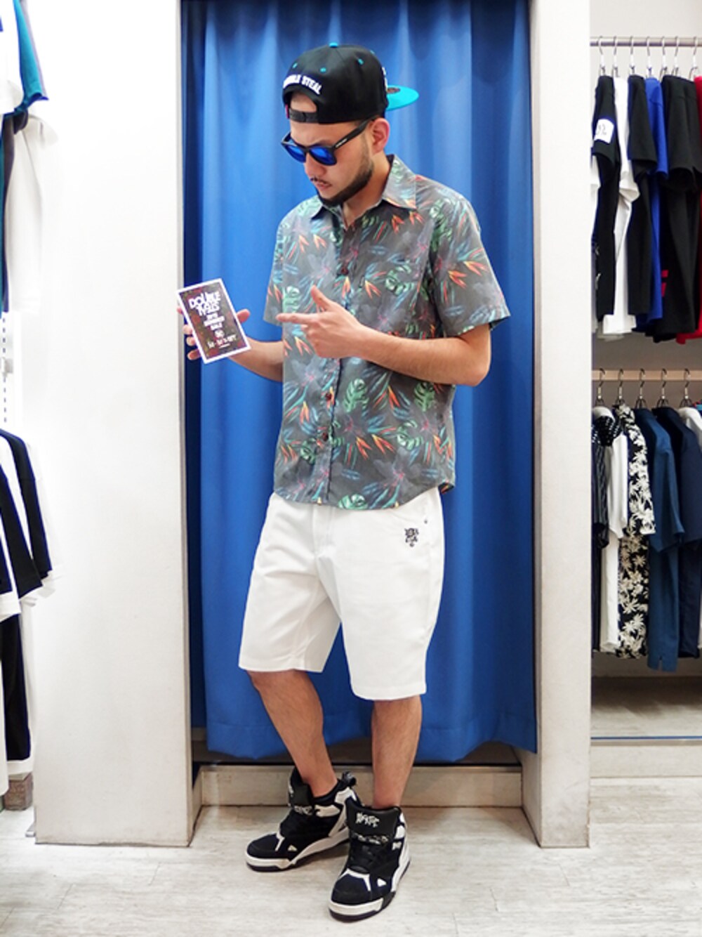 ブラック系のシャツ/ブラウス、ホワイト系のその他パンツ、ブラック系のスニーカーを着用したメンズの夏コーディネートの1枚目の写真