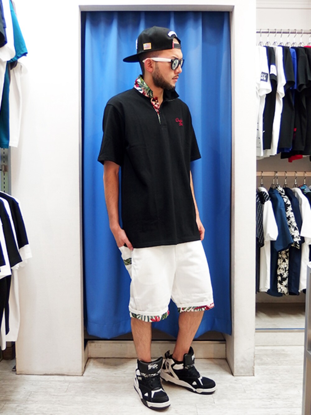 ブラック系のポロシャツ、ホワイト系のその他パンツ、ブラック系のスニーカーを着用したメンズの夏コーディネートの1枚目の写真