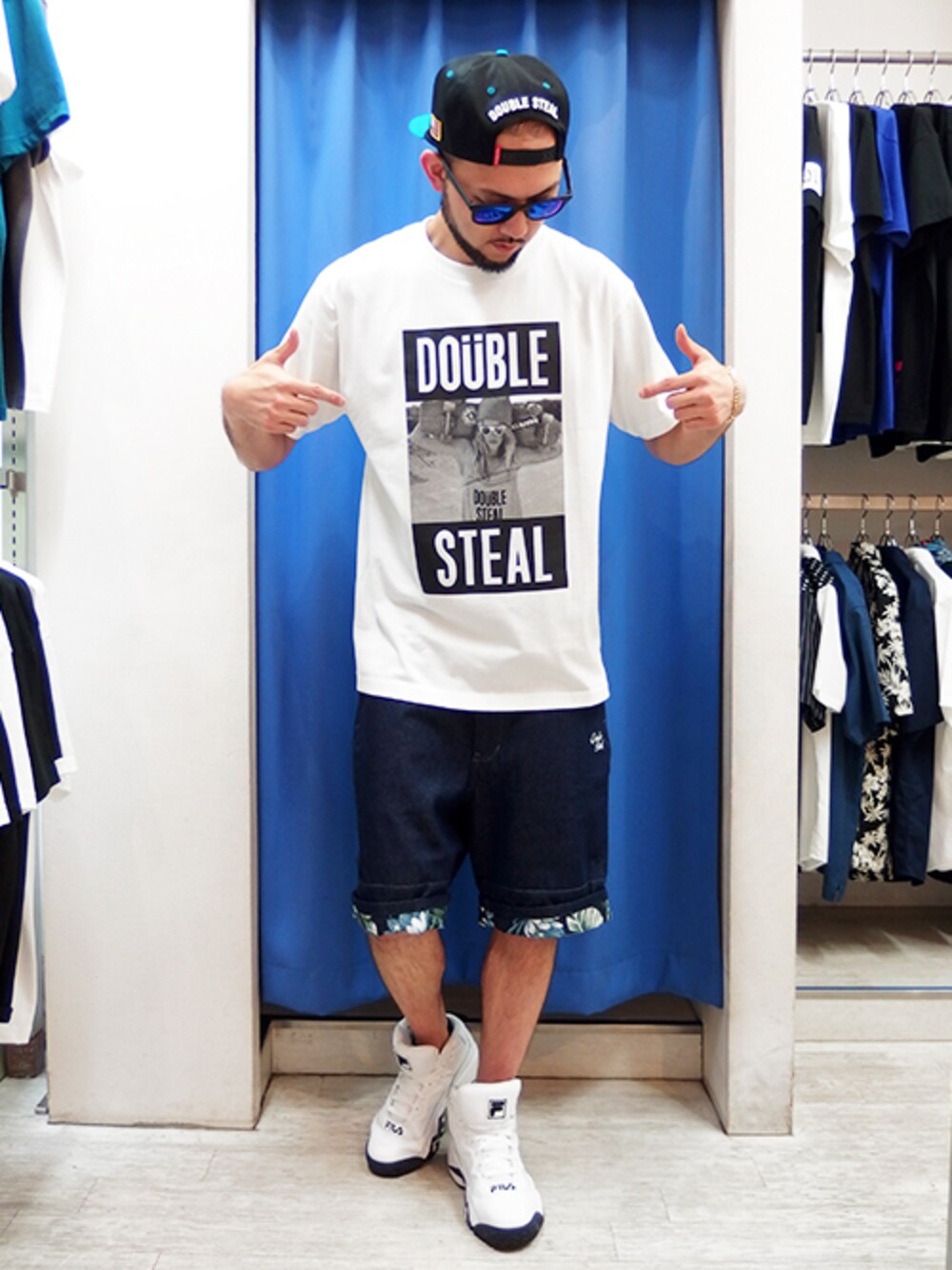 ホワイト系のTシャツ/カットソー、ブルー系のその他パンツ、ブルー系のキャップを着用したメンズの夏コーディネートの1枚目の写真