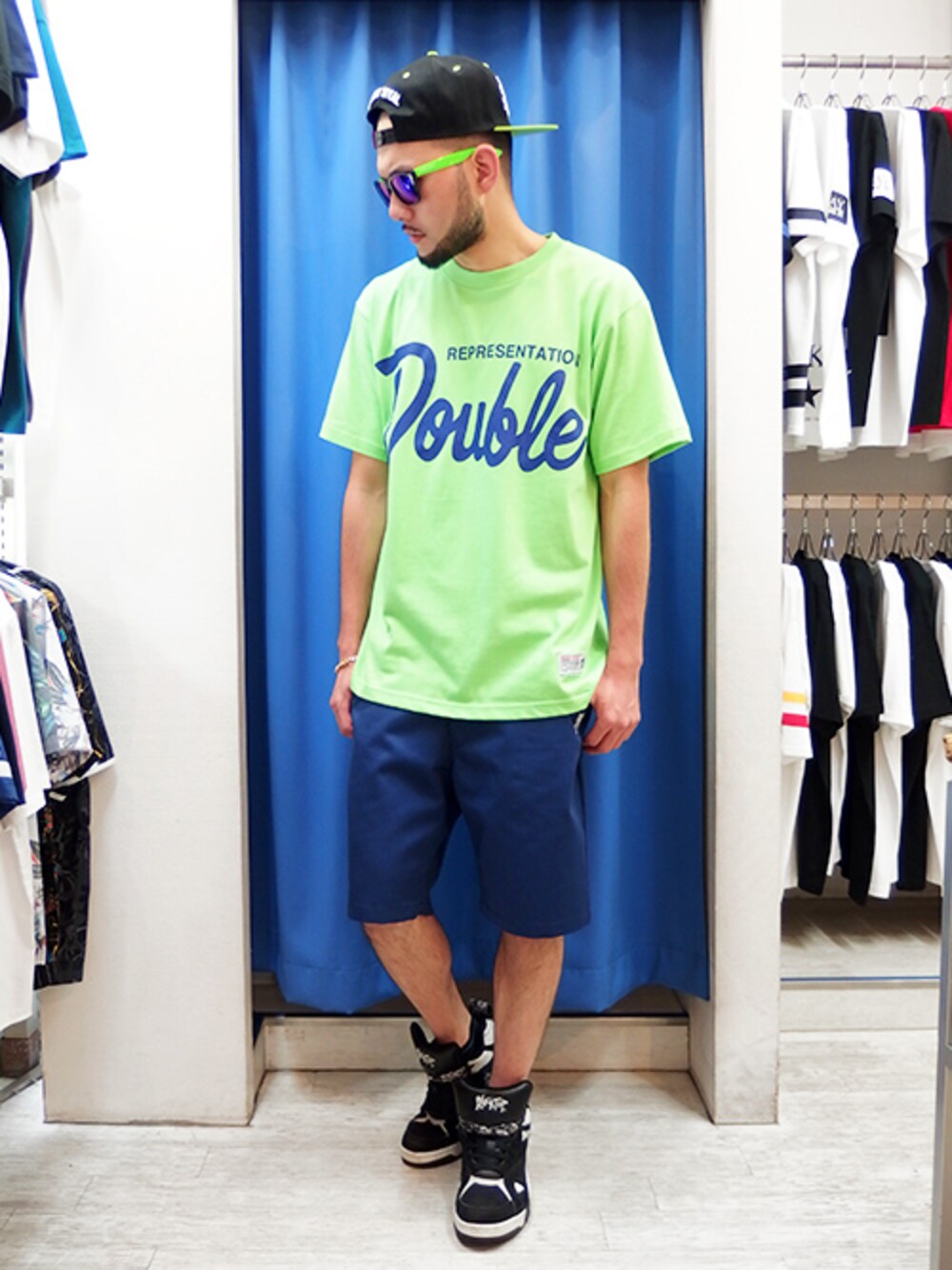グリーン系のTシャツ/カットソー、ブルー系のその他パンツ、グリーン系のキャップを着用したメンズの夏コーディネートの1枚目の写真