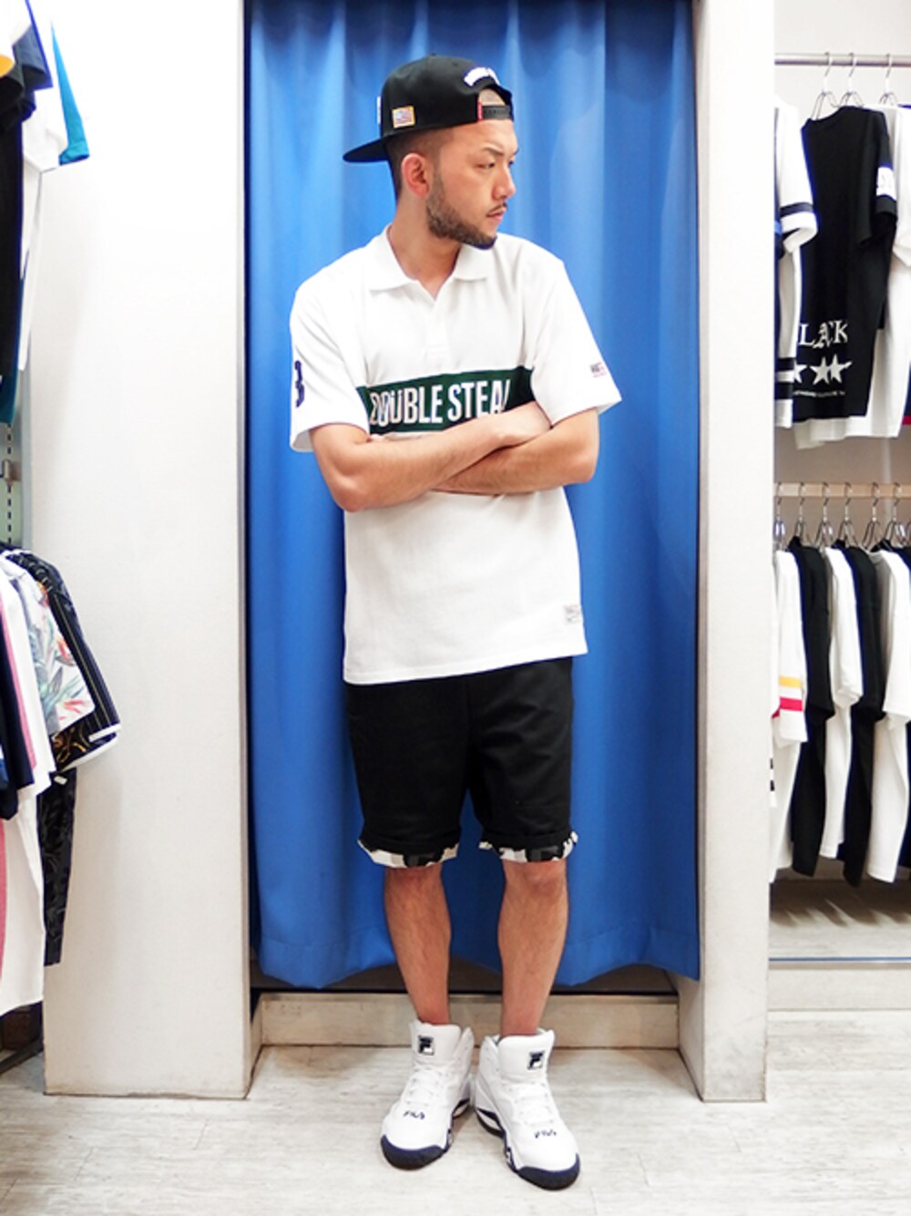 ホワイト系のポロシャツ、ブラック系のその他パンツ、ホワイト系のスニーカーを着用したメンズの夏コーディネートの1枚目の写真