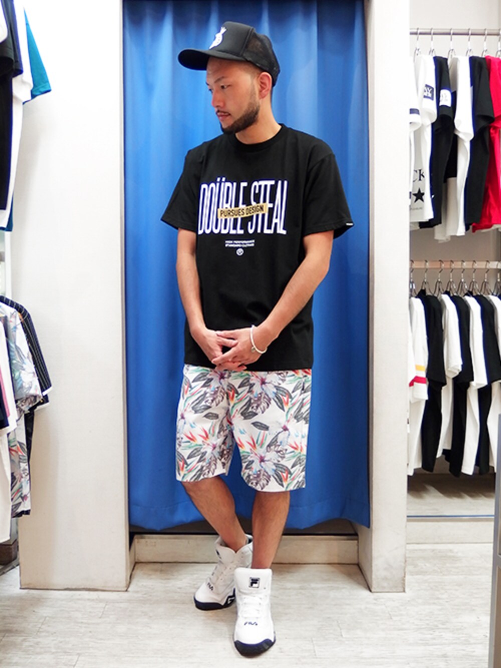 ブラック系のTシャツ/カットソー、ホワイト系のその他パンツ、ホワイト系のスニーカーを着用したメンズの夏コーディネートの1枚目の写真