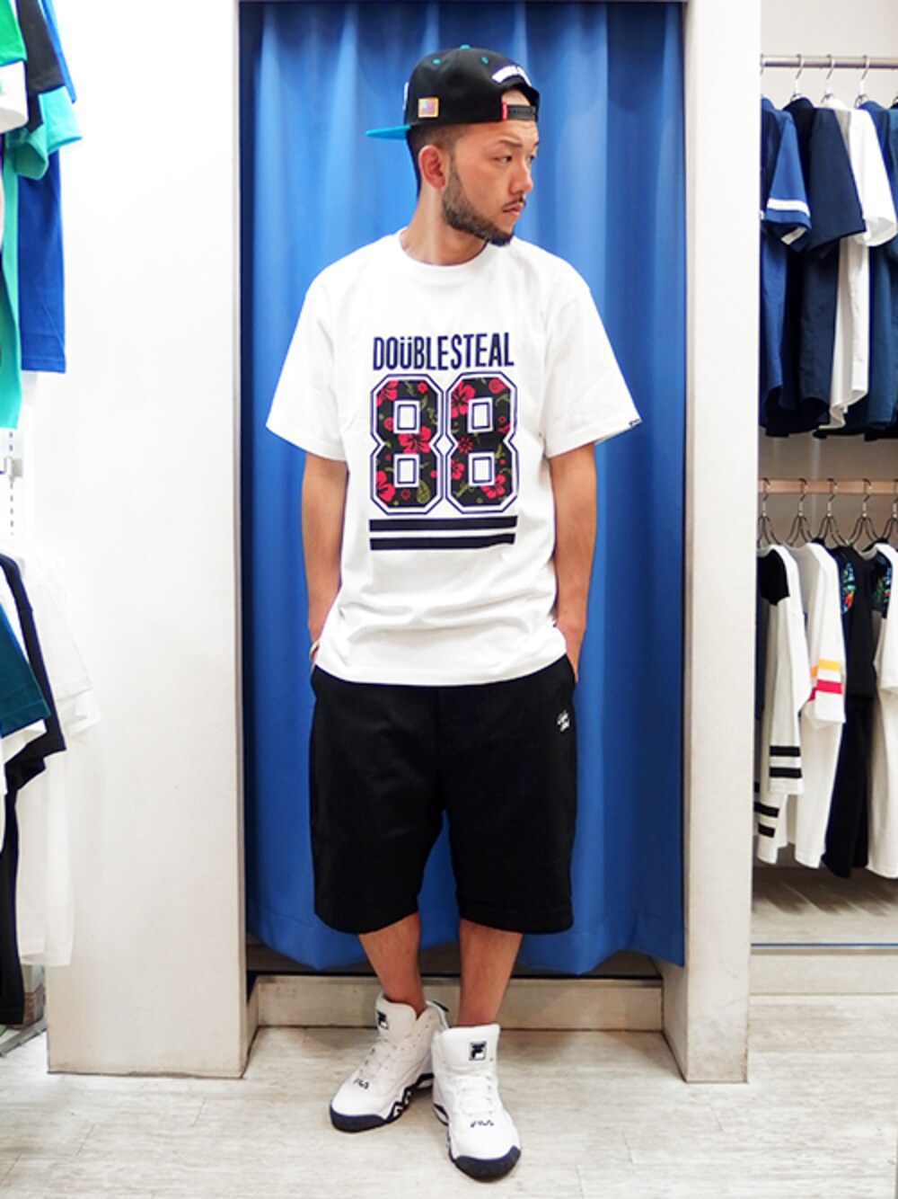 ホワイト系のTシャツ/カットソー、ブラック系のその他パンツ、ホワイト系のスニーカーを着用したメンズの夏コーディネートの1枚目の写真