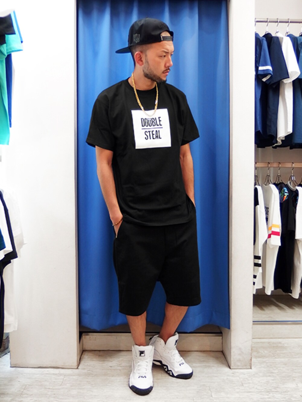 ホワイト系のTシャツ/カットソー、ブラック系のその他パンツ、ホワイト系のスニーカーを着用したメンズの夏コーディネートの1枚目の写真