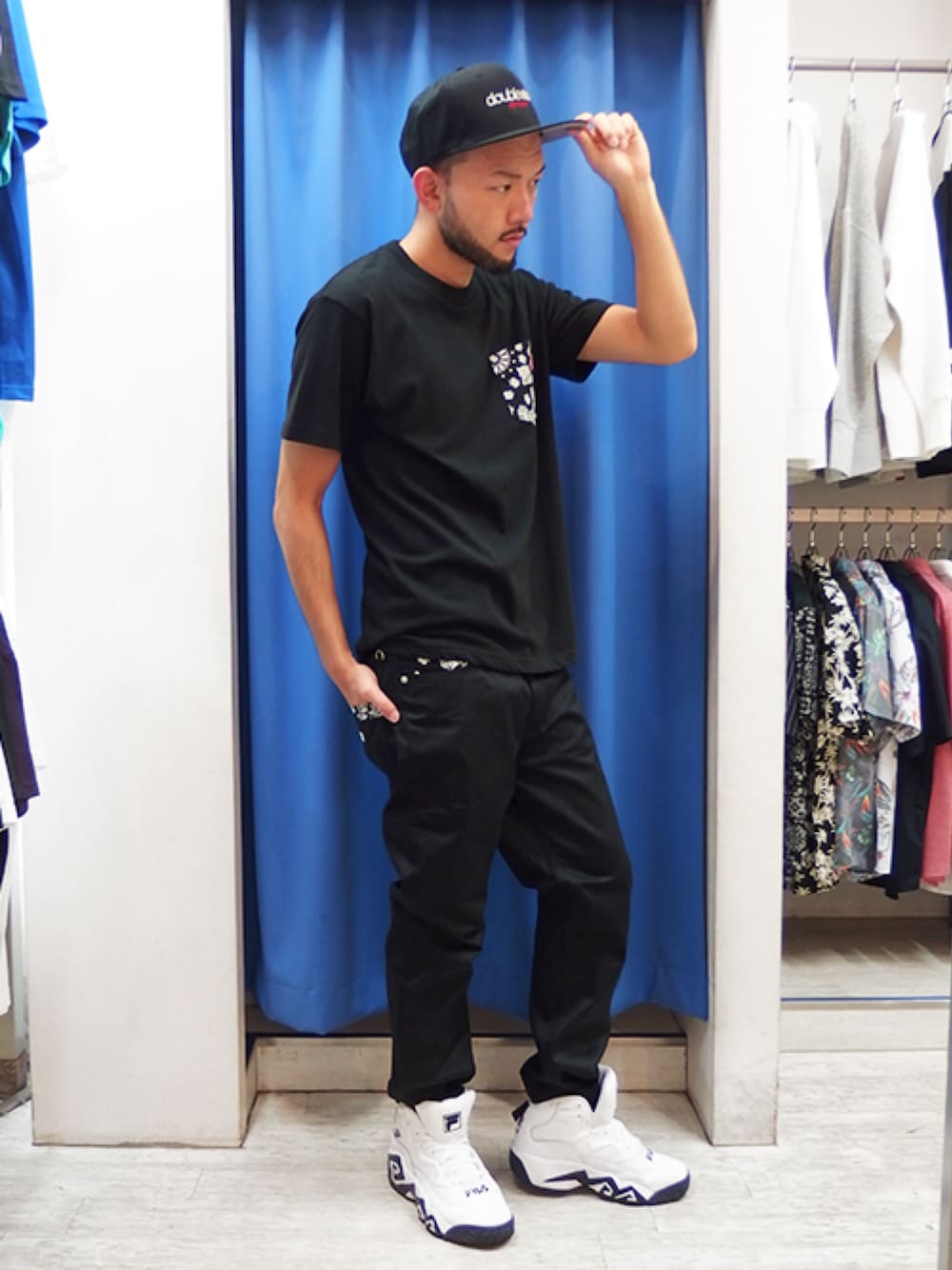 ブラック系のTシャツ/カットソー、ブラック系のチノパンツ、ホワイト系のスニーカーを着用したメンズの秋コーディネートの1枚目の写真