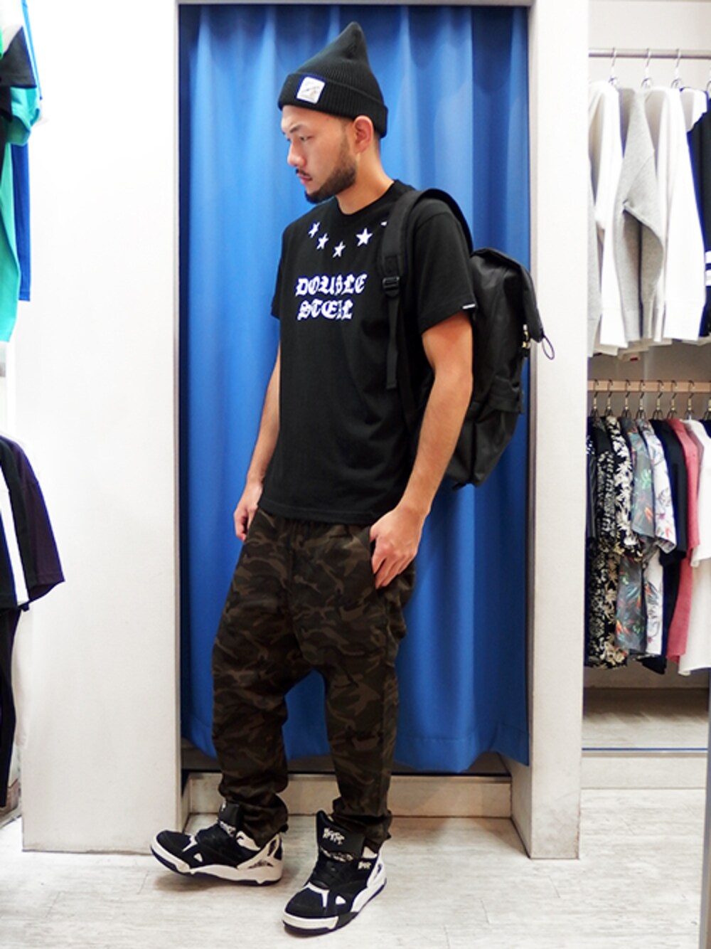 ブラック系のTシャツ/カットソー、その他のチノパンツ、ブラック系のバックパック/リュックを着用したメンズの秋コーディネートの1枚目の写真