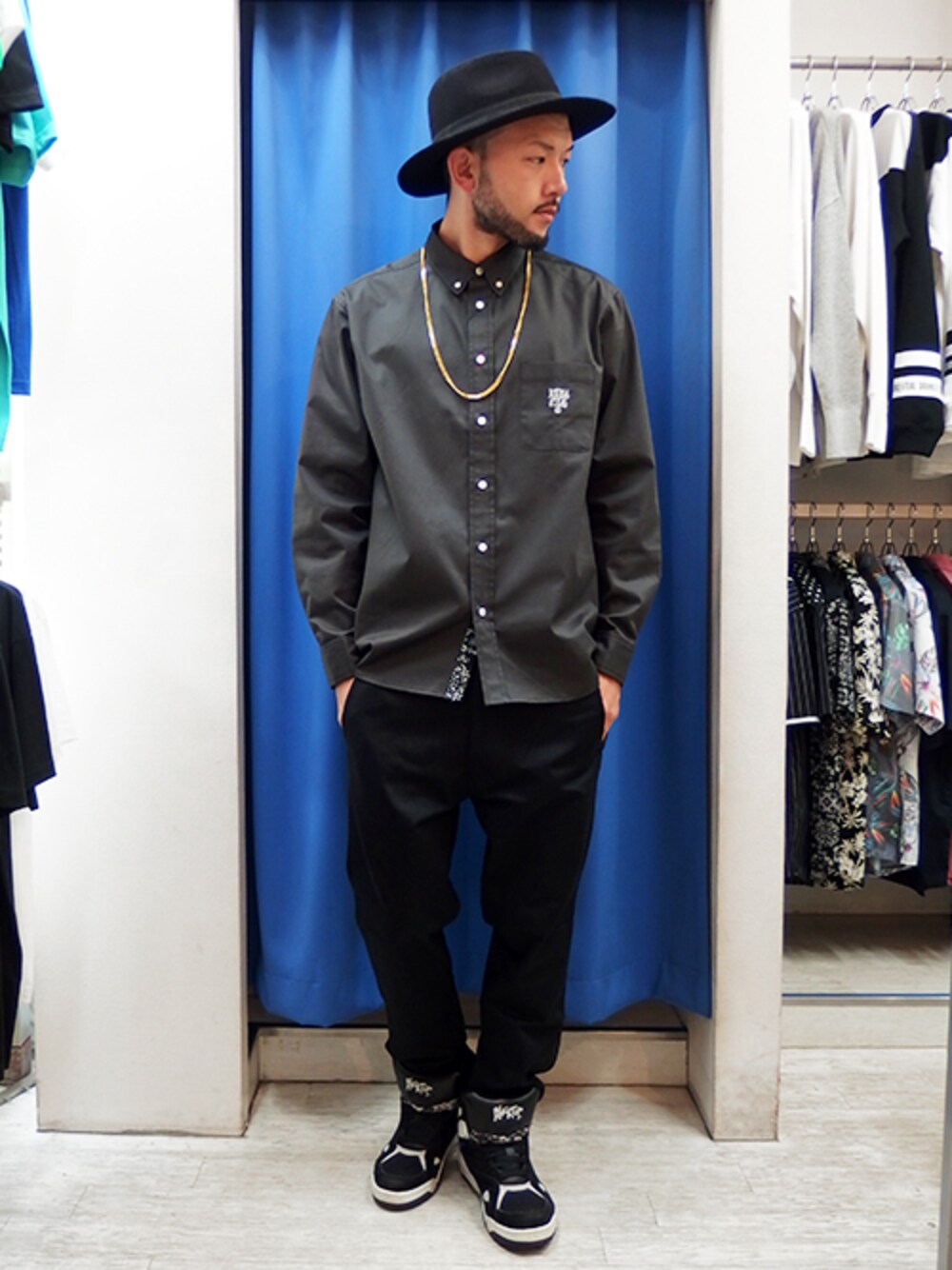 グレー系のシャツ/ブラウス、ブラック系のチノパンツ、ブラック系のスニーカーを着用したメンズの秋コーディネートの1枚目の写真