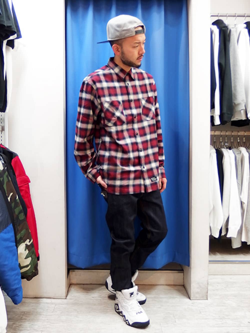 レッド系のシャツ/ブラウス、その他のデニムパンツ、ホワイト系のスニーカーを着用したメンズの秋コーディネートの1枚目の写真