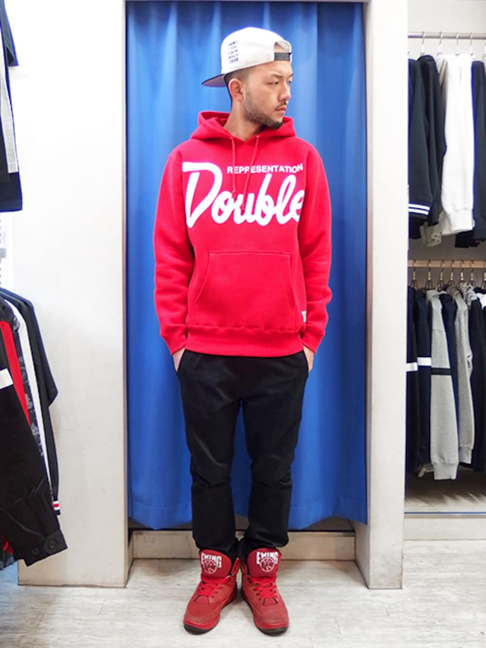 「DOUBLE STEAL、ストリート、スポーツミックス、シンプルコーデ、赤、パーカー、黒パンツ、ハイカットスニーカー、street、成人式」｜「DOUBLE STEALのBIGGEST LOGO 裏起毛パーカー（パーカー、レッド系）」を使った、MA$SAさん（メンズ・173cm）の冬コーディネートの1枚目の写真