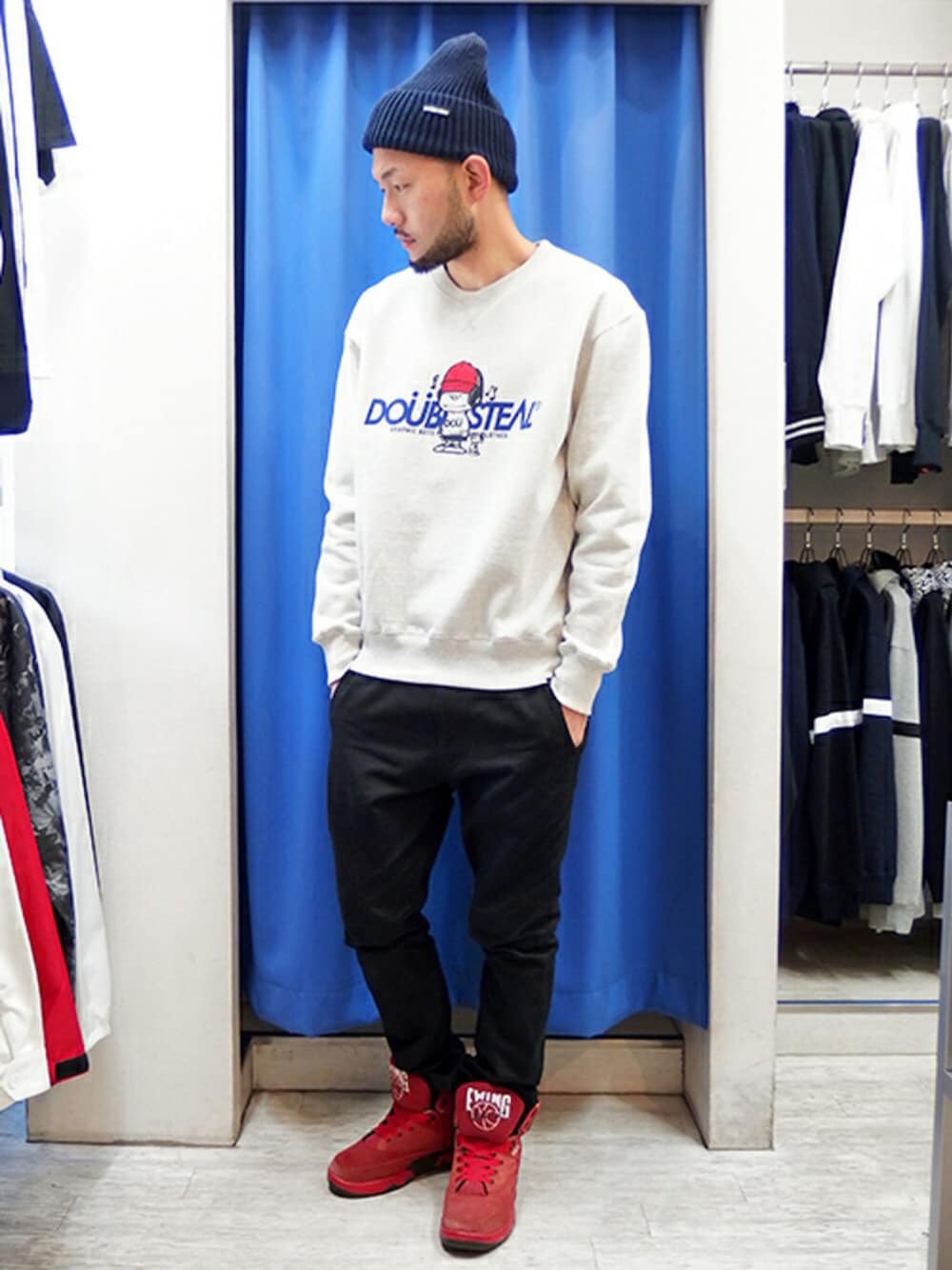「DOUBLE STEAL、ストリート、かわいい、キャラクター、スウェット、トレーナー、黒パンツ、ニット帽、スニーカー、street」｜「DOUBLE STEALのアイテム（スウェット、ホワイト系）」を使った、MA$SAさん（メンズ・173cm）の冬コーディネートの1枚目の写真