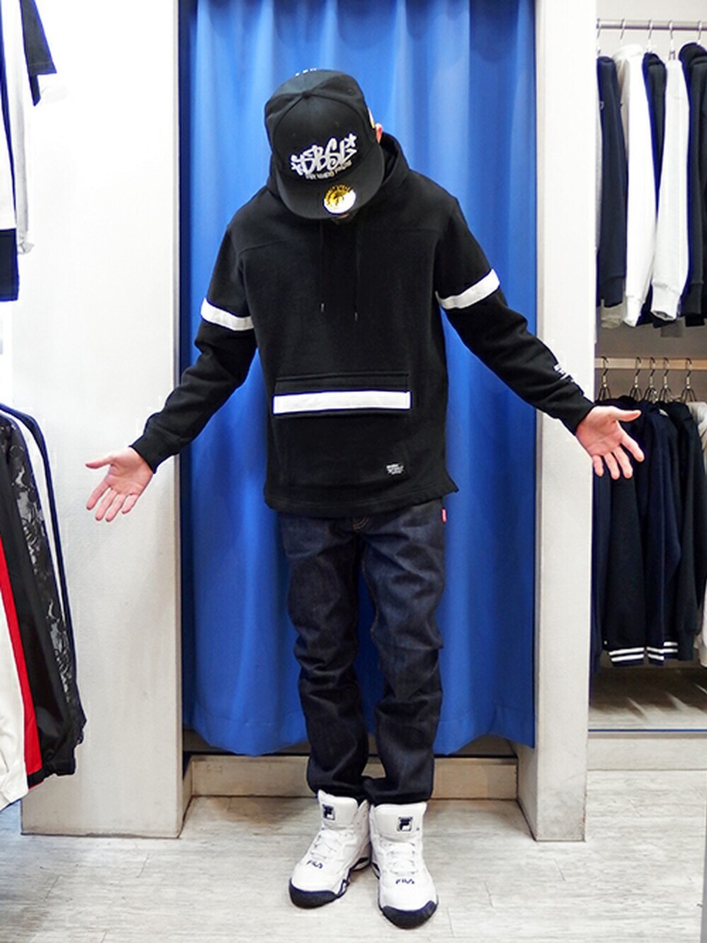ブラック系のパーカー、その他のデニムパンツ、ホワイト系のスニーカーを着用したメンズの冬コーディネートの1枚目の写真