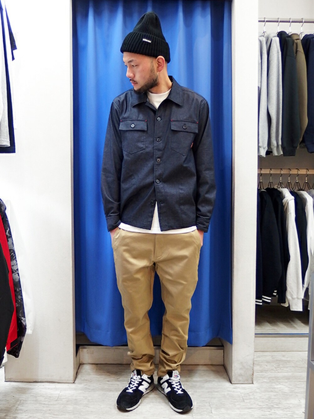 その他のシャツ/ブラウス、ベージュ系のチノパンツ、ホワイト系のTシャツ/カットソーを着用したメンズの冬コーディネートの1枚目の写真