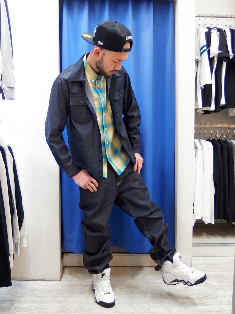 その他のシャツ/ブラウス、イエロー系のシャツ/ブラウス、その他のデニムパンツを着用したメンズの春コーディネートの1枚目の写真