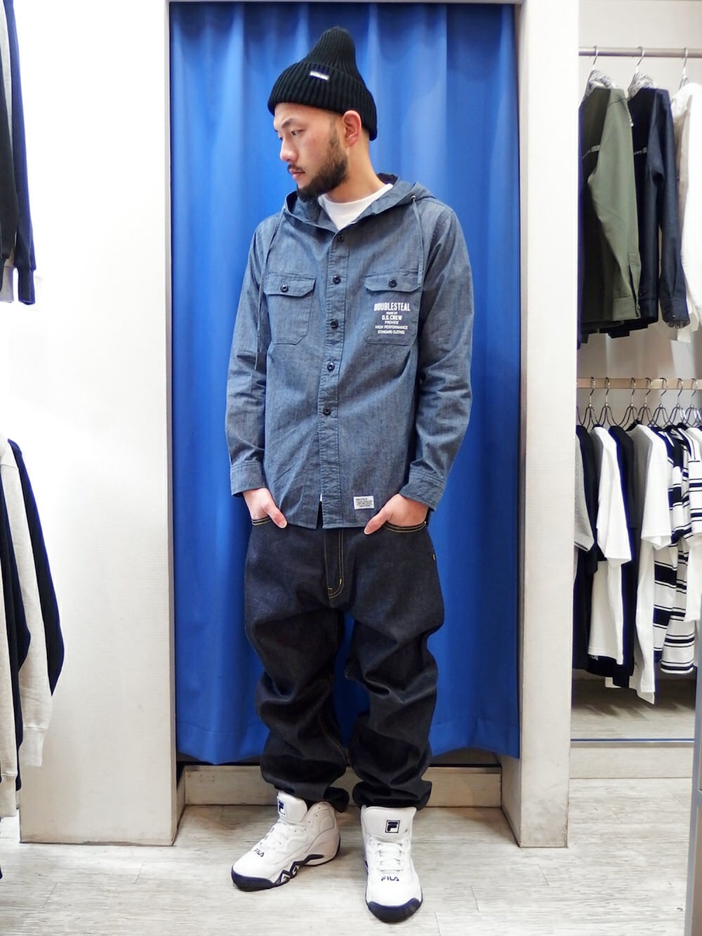 ブルー系のシャツ/ブラウス、その他のデニムパンツ、ホワイト系のスニーカーを着用したメンズの春コーディネートの1枚目の写真