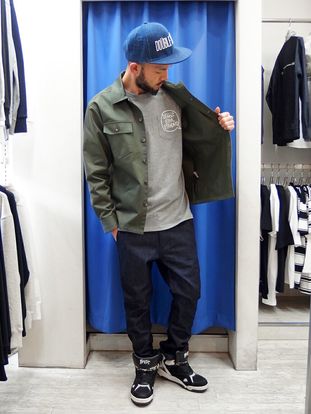 グリーン系のシャツ/ブラウス、グレー系のTシャツ/カットソー、その他のデニムパンツを着用したメンズの春コーディネートの1枚目の写真