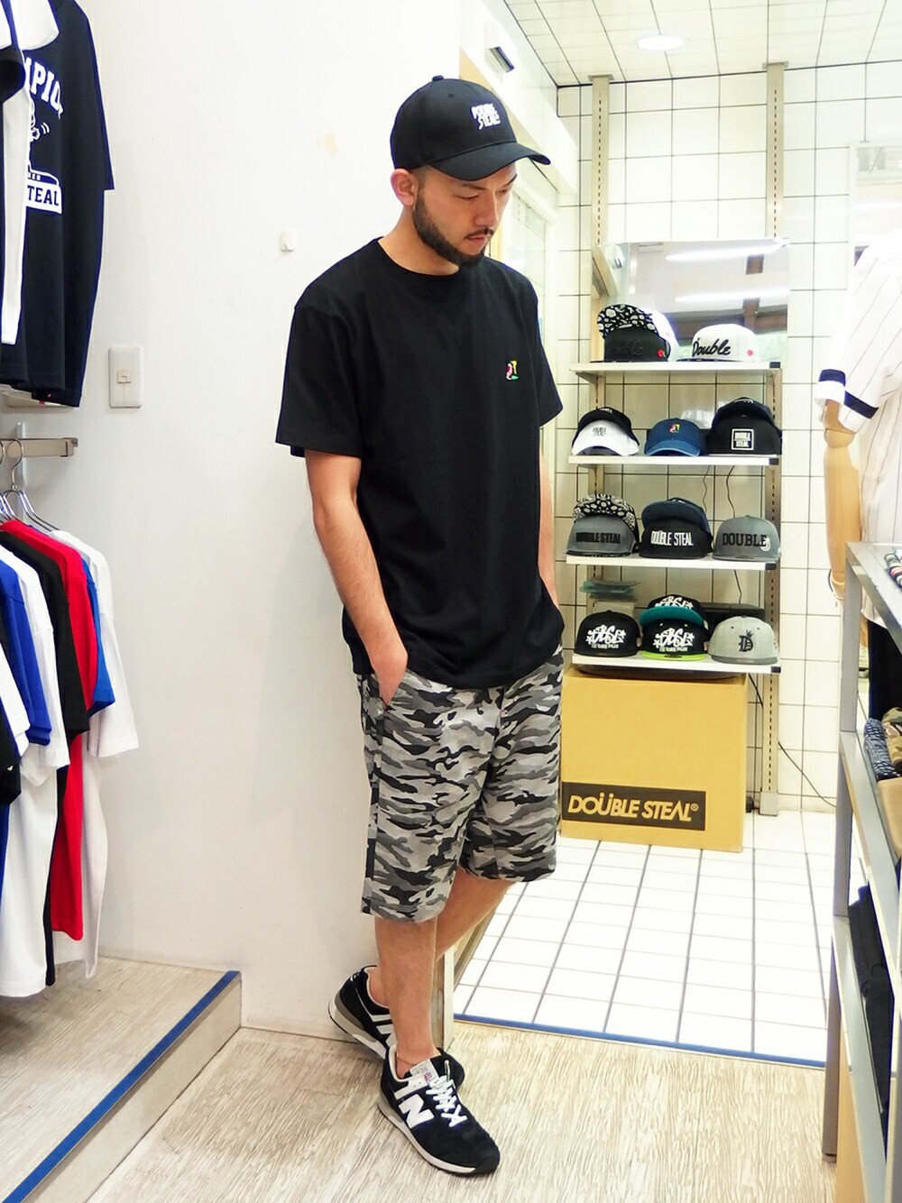 ブラック系のTシャツ/カットソー、ブラック系のその他パンツ、ブラック系のスニーカーを着用したメンズの春コーディネートの1枚目の写真
