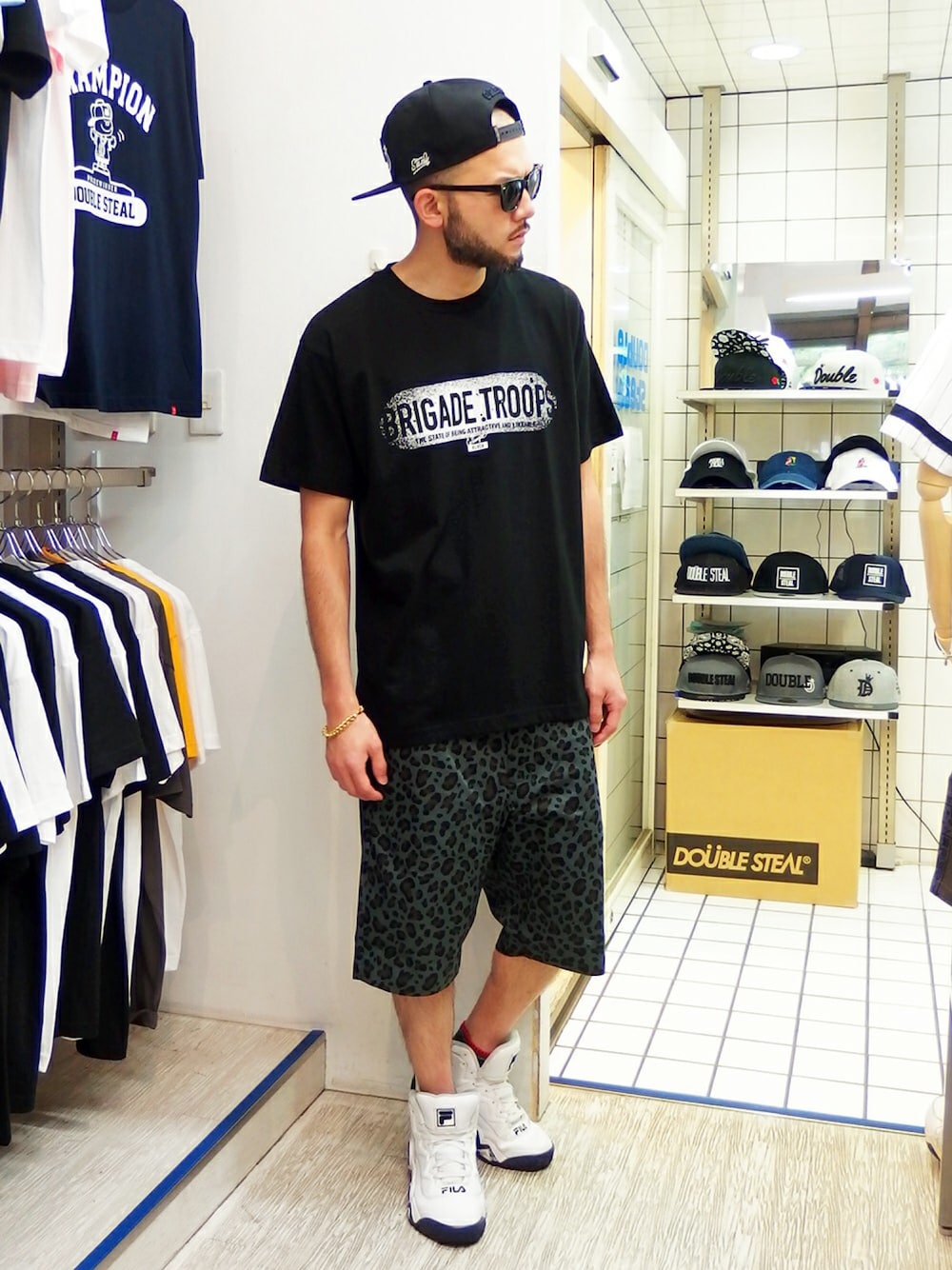 ブラック系のTシャツ/カットソー、その他のその他パンツ、ホワイト系のスニーカーを着用したメンズの夏コーディネートの1枚目の写真