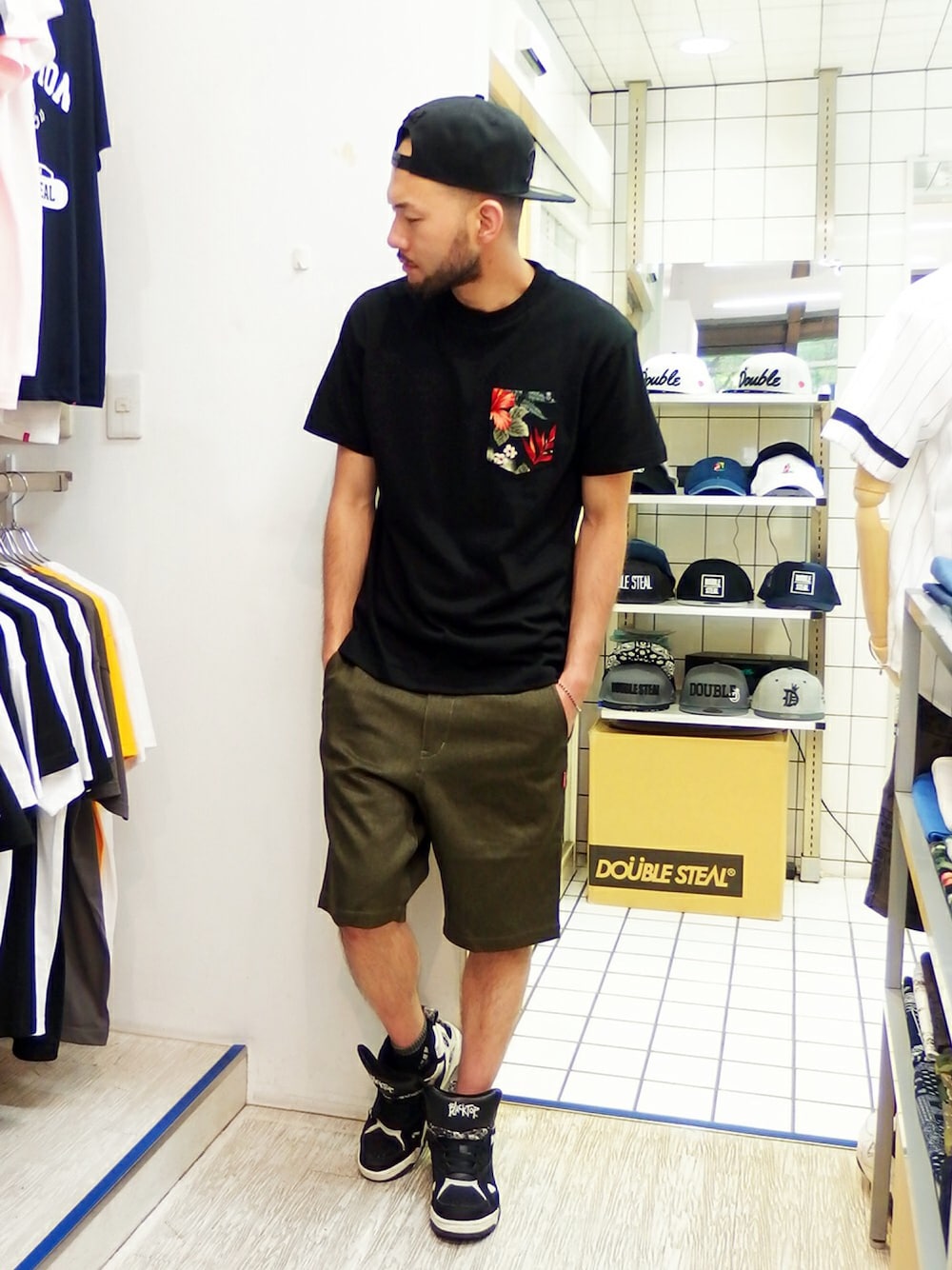 ブラック系のTシャツ/カットソー、グリーン系のその他パンツ、ブラック系のスニーカーを着用したメンズの夏コーディネートの1枚目の写真