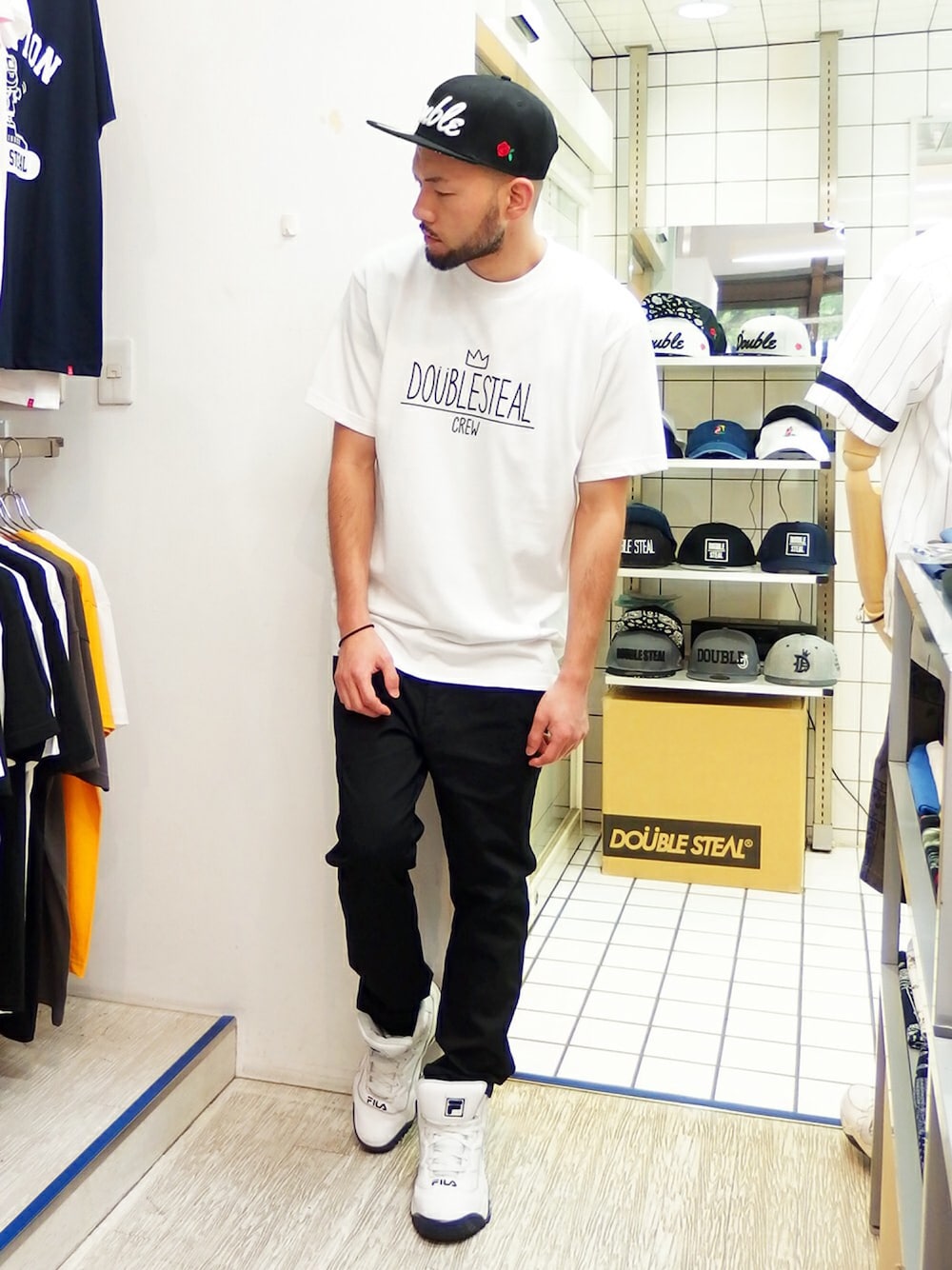 ホワイト系のTシャツ/カットソー、ブラック系のチノパンツ、ホワイト系のスニーカーを着用したメンズの夏コーディネートの1枚目の写真