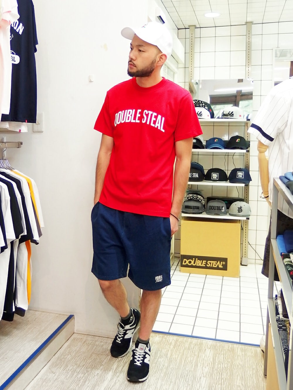 レッド系のTシャツ/カットソー、ブルー系のその他パンツ、ブラック系のスニーカーを着用したメンズの夏コーディネートの1枚目の写真