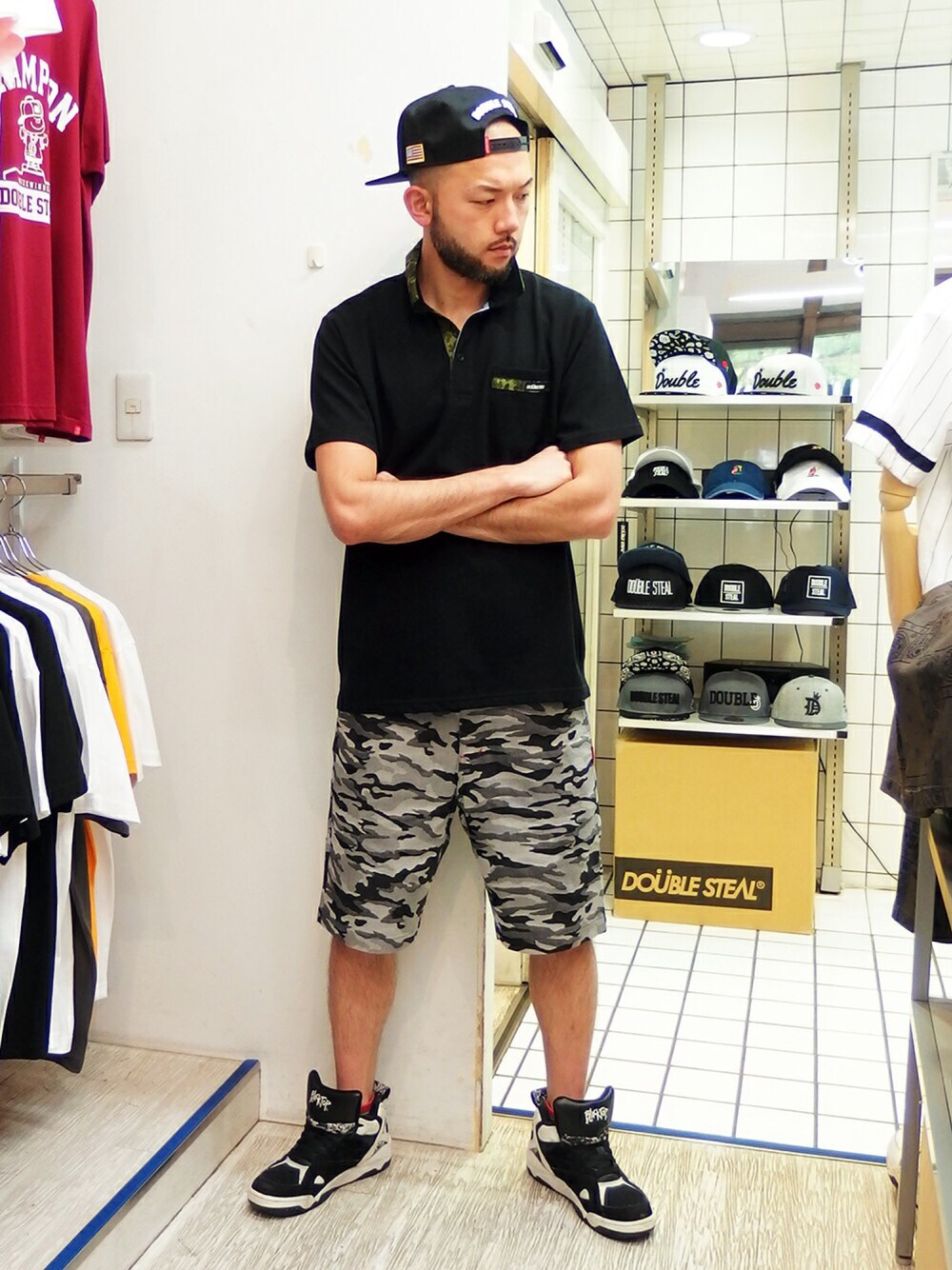 ブラック系のポロシャツ、ブラック系のその他パンツ、ブラック系のスニーカーを着用したメンズの夏コーディネートの1枚目の写真