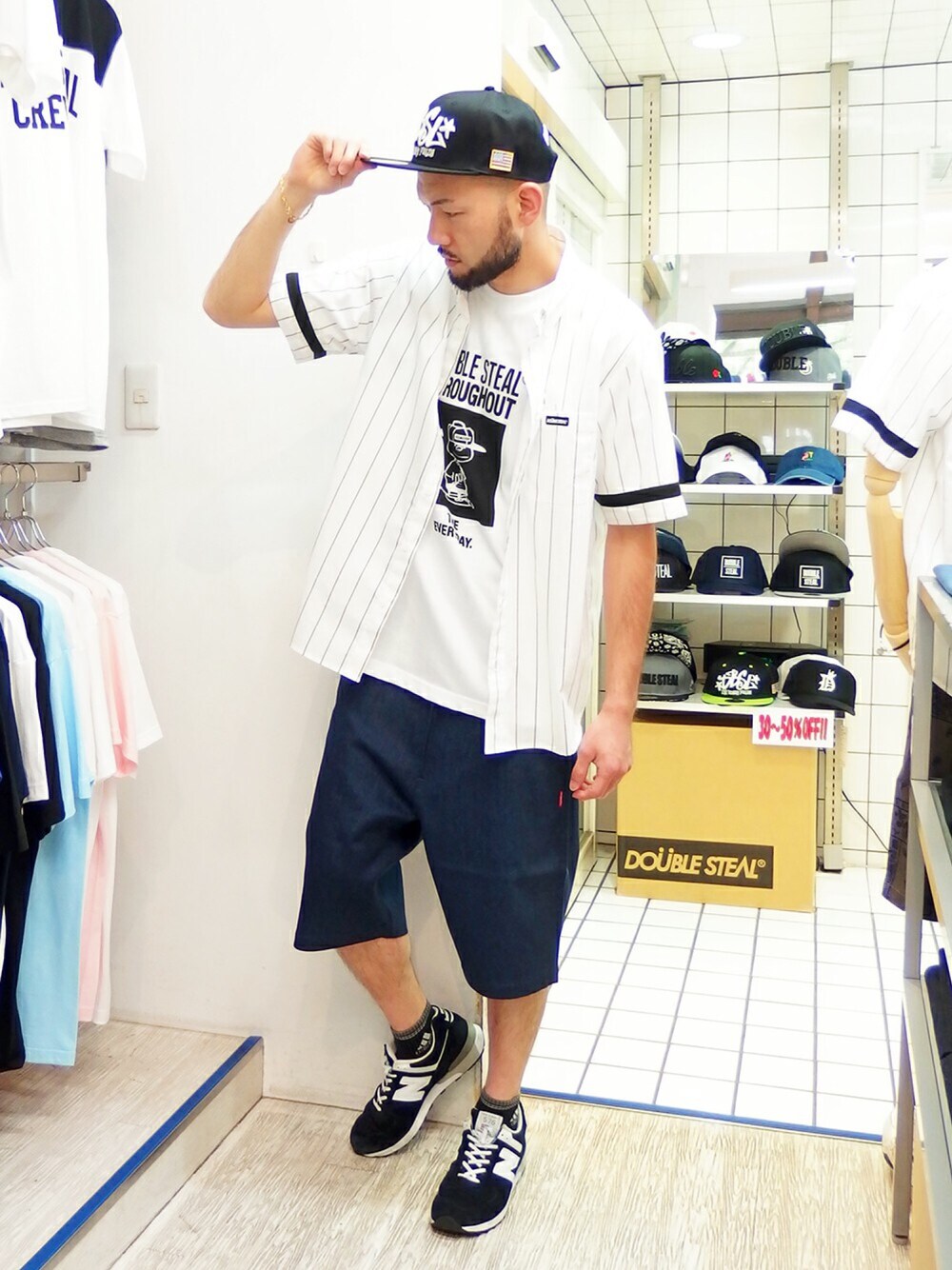 ホワイト系のシャツ/ブラウス、ホワイト系のTシャツ/カットソー、ブルー系のその他パンツを着用したメンズの夏コーディネートの1枚目の写真