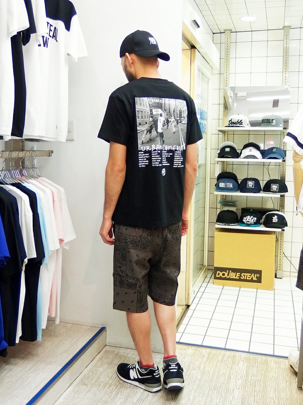 ブラック系のTシャツ/カットソー、ブラウン系のその他パンツ、ブラック系のスニーカーを着用したメンズの夏コーディネートの1枚目の写真