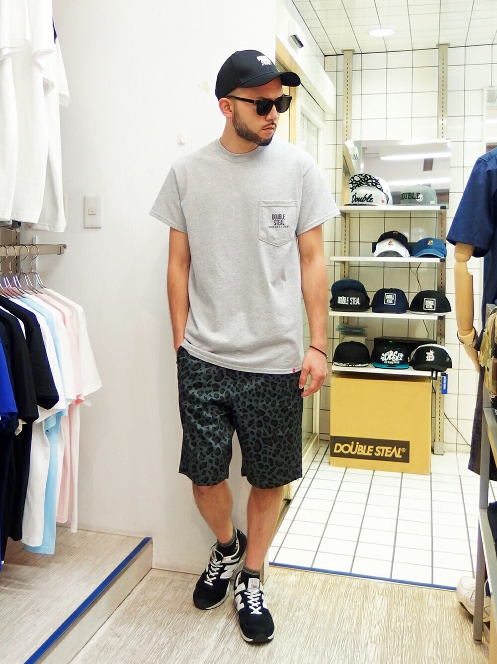 グレー系のTシャツ/カットソー、その他のその他パンツ、ブラック系のスニーカーを着用したメンズの夏コーディネートの1枚目の写真