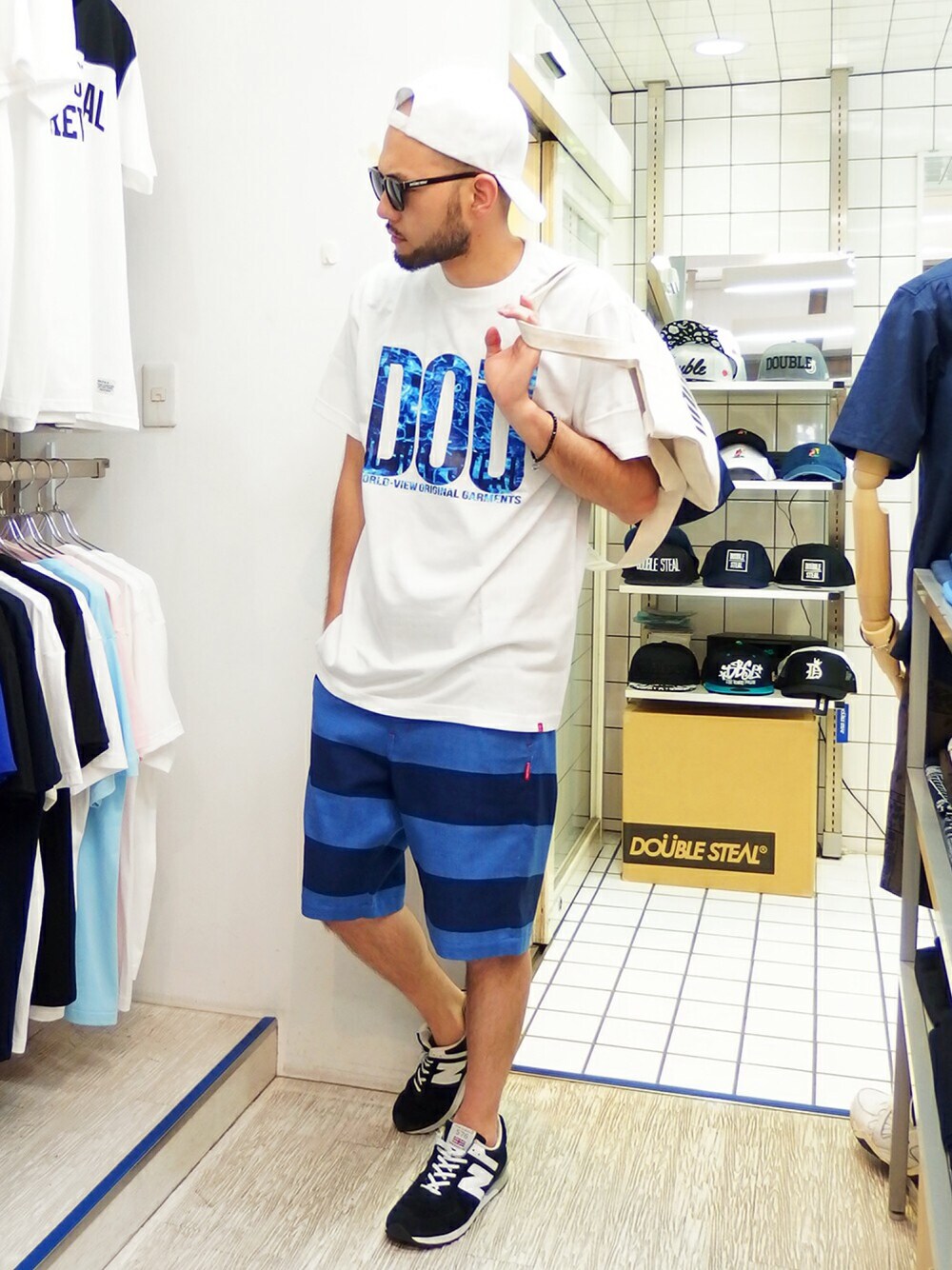 ホワイト系のTシャツ/カットソー、ブルー系のその他パンツ、ホワイト系のトートバッグを着用したメンズの夏コーディネートの1枚目の写真