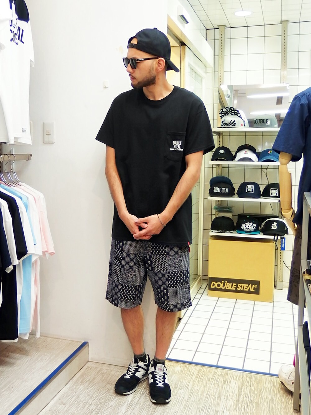 ブラック系のTシャツ/カットソー、ブルー系のその他パンツ、ブラック系のスニーカーを着用したメンズの夏コーディネートの1枚目の写真