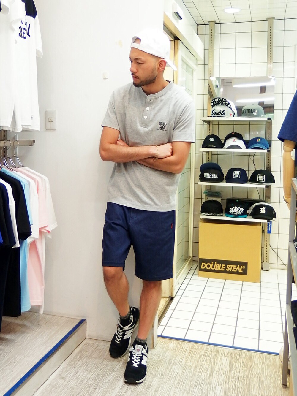 グレー系のTシャツ/カットソー、ブルー系のその他パンツ、ブラック系のスニーカーを着用したメンズの夏コーディネートの1枚目の写真
