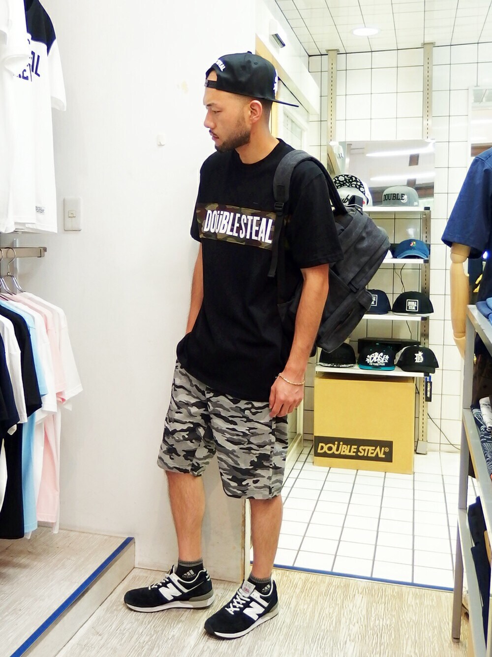 ブラック系のTシャツ/カットソー、ブラック系のその他パンツ、ブラック系のバックパック/リュックを着用したメンズの夏コーディネートの1枚目の写真