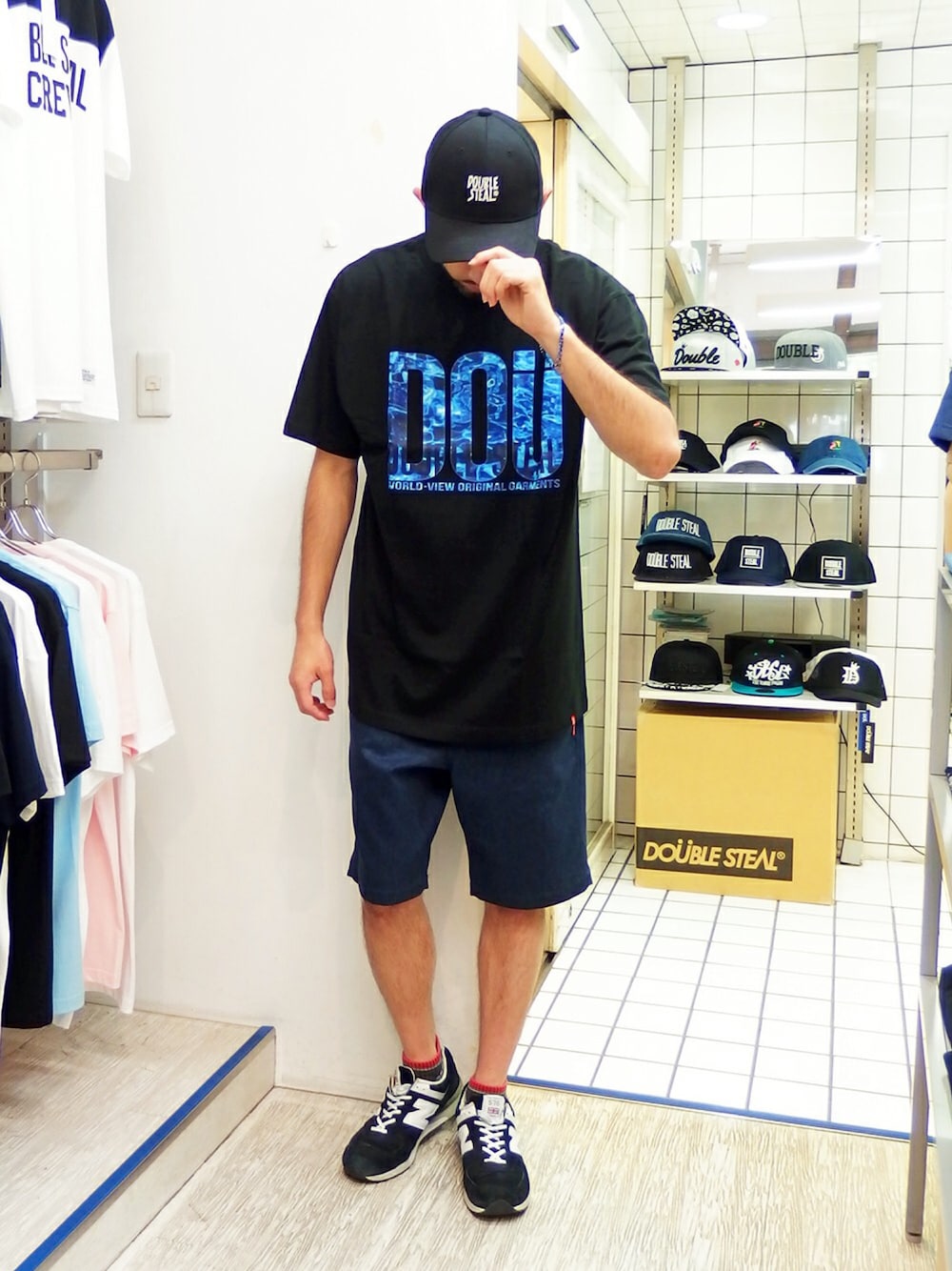 ブラック系のTシャツ/カットソー、ブルー系のその他パンツ、ブラック系のスニーカーを着用したメンズの夏コーディネートの1枚目の写真