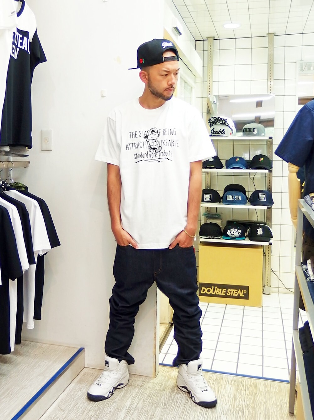 ホワイト系のTシャツ/カットソー、ブルー系のデニムパンツ、ホワイト系のスニーカーを着用したメンズの夏コーディネートの1枚目の写真