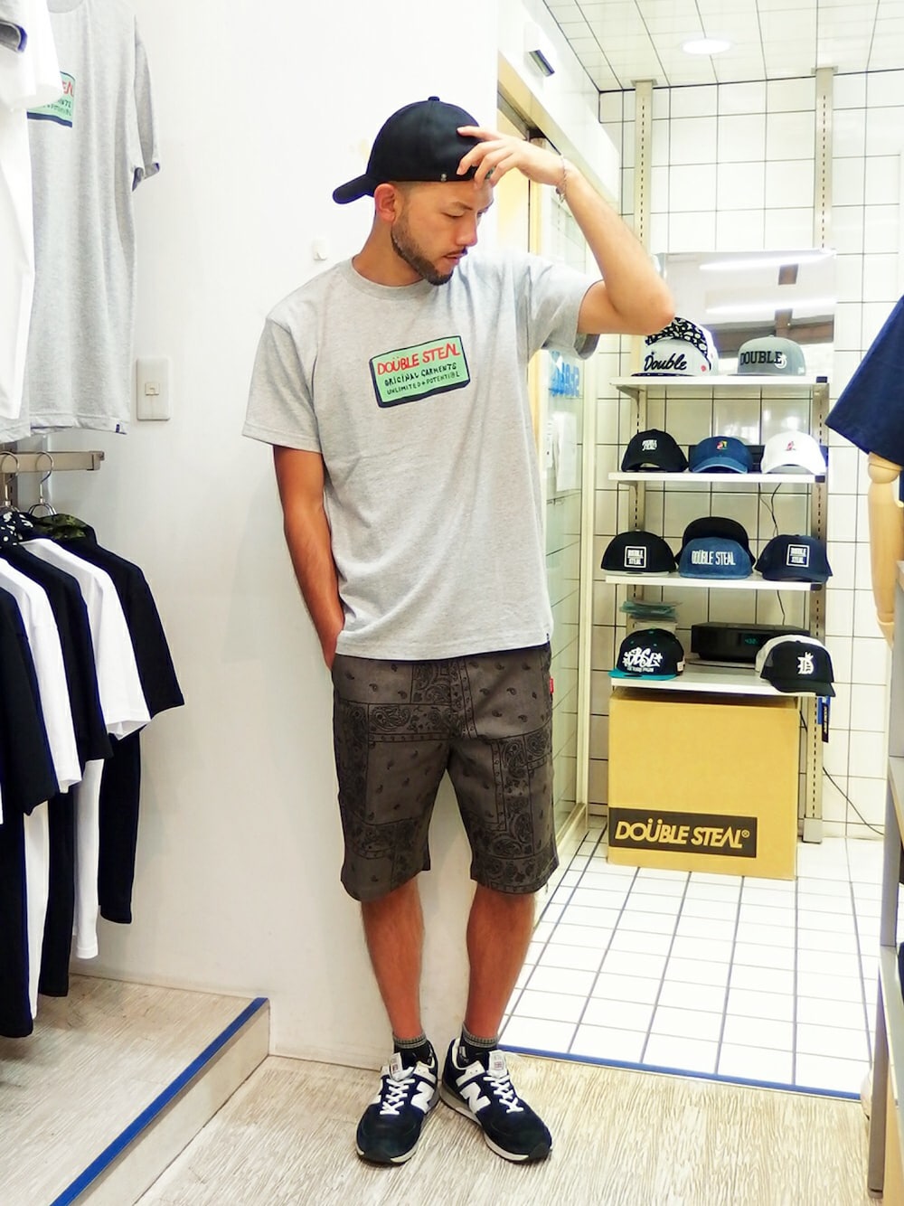 グレー系のTシャツ/カットソー、ブラウン系のその他パンツ、ブラック系のスニーカーを着用したメンズの夏コーディネートの1枚目の写真