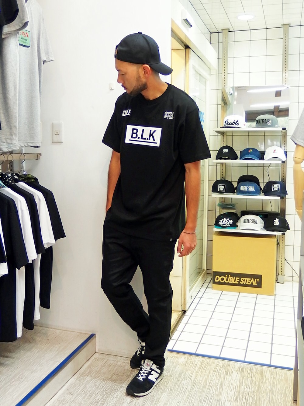 ブラック系のTシャツ/カットソー、ブラック系のチノパンツ、ブラック系のスニーカーを着用したメンズの夏コーディネートの1枚目の写真