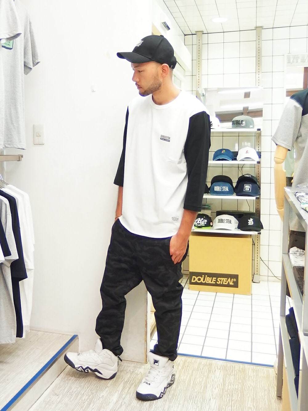 ホワイト系のTシャツ/カットソー、ブラック系のチノパンツ、ホワイト系のスニーカーを着用したメンズの夏コーディネートの1枚目の写真