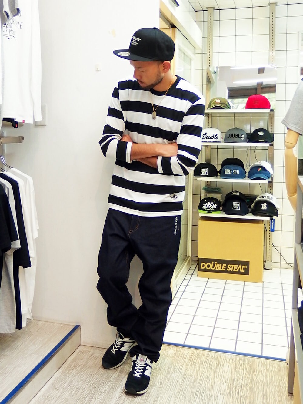 その他のTシャツ/カットソー、その他のデニムパンツ、ブラック系のスニーカーを着用したメンズの秋コーディネートの1枚目の写真